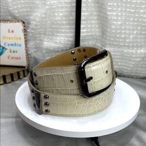 (H)Carlisle belt in matte white imitation crocodile leather with silver bucklexs